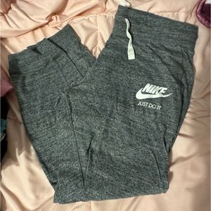nike 7/8 length joggers - size medium